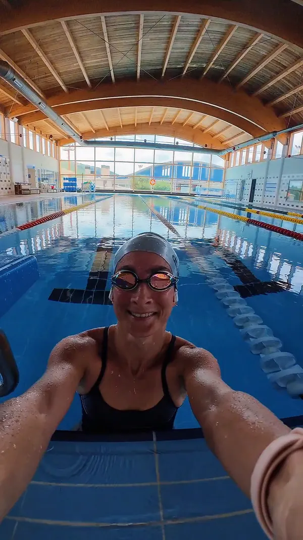 Arianna sorride in piscina con gli occhialini